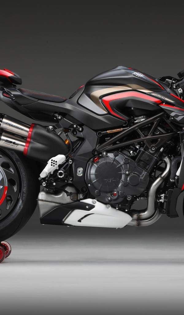 Черный мотоцикл Agusta Rush 1000, 2020 года на сером фоне