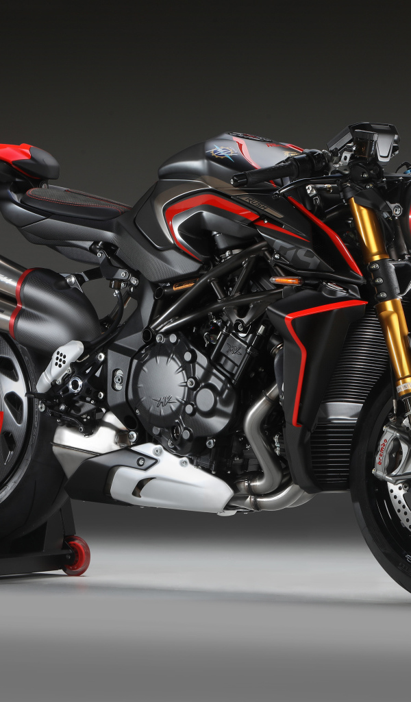 Тяжелый мотоцикл Agusta Rush 1000, 2020 года на сером фоне