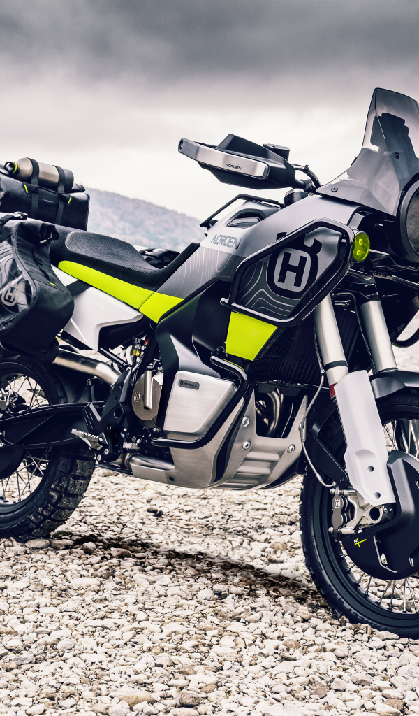 Мотоцикл Husqvarna Norden 901 на фоне гор 