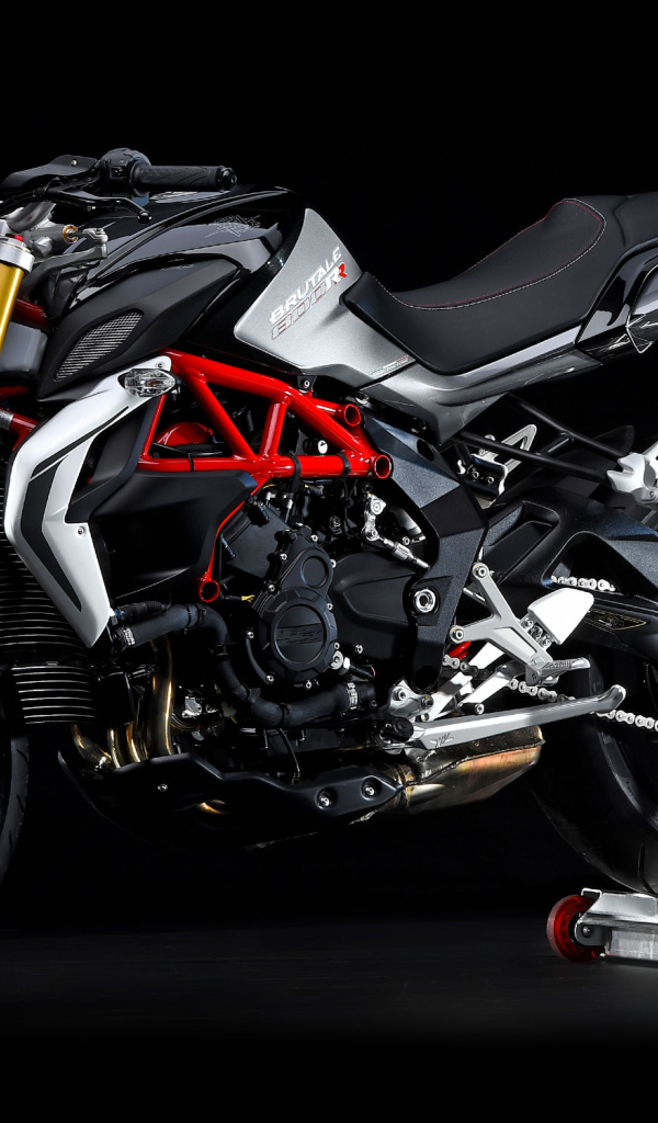 Мотоцикл Agusta Brutale 800 RR 2020 года на подножке