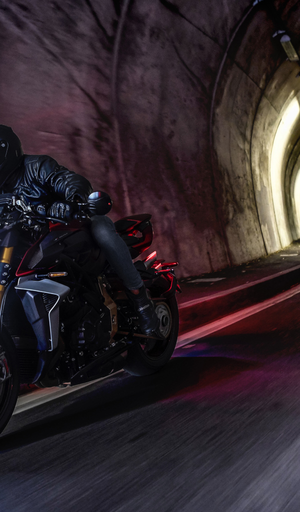 Мотоциклист на мотоцикле MV Agusta Brutale 1000 Serie Oro 2019 года в тоннеле