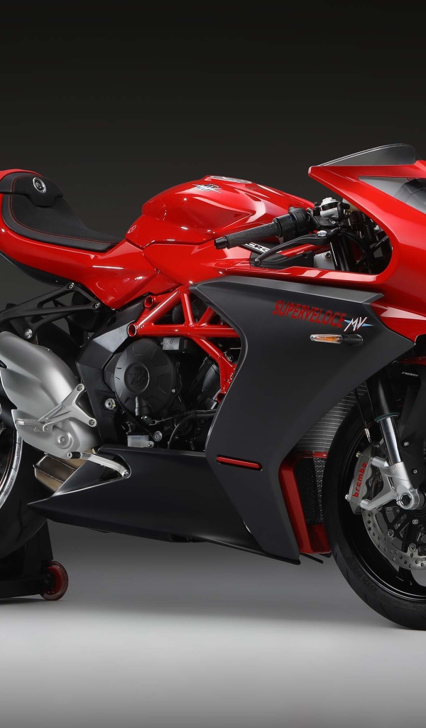 Красный мотоцикл Agusta Superveloce 800 2020 года на сером фоне