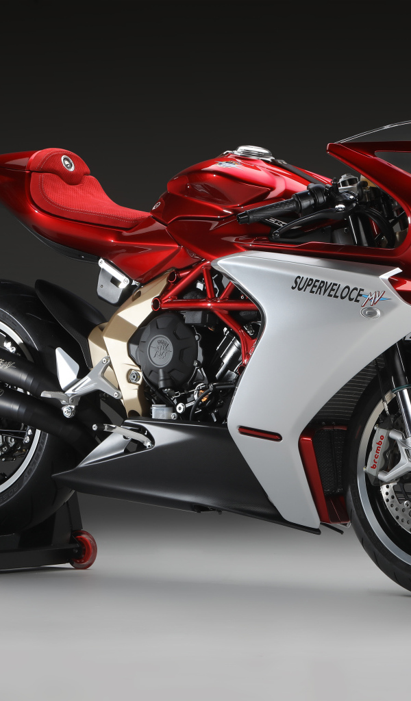 Красный мотоцикл Agusta Superveloce 800 Serie Oro 2020 года на сером фоне