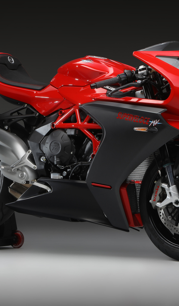 Красный гоночный мотоцикл Agusta Superveloce 800, 2020 года на сером фоне