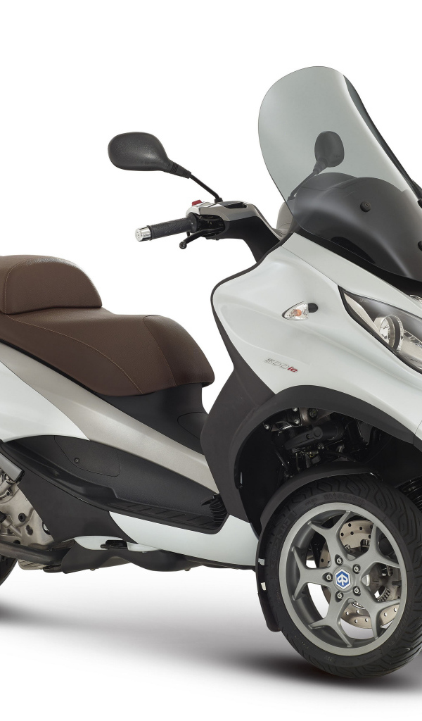 Скутер Piaggio MP3 LT 500 на белом фоне