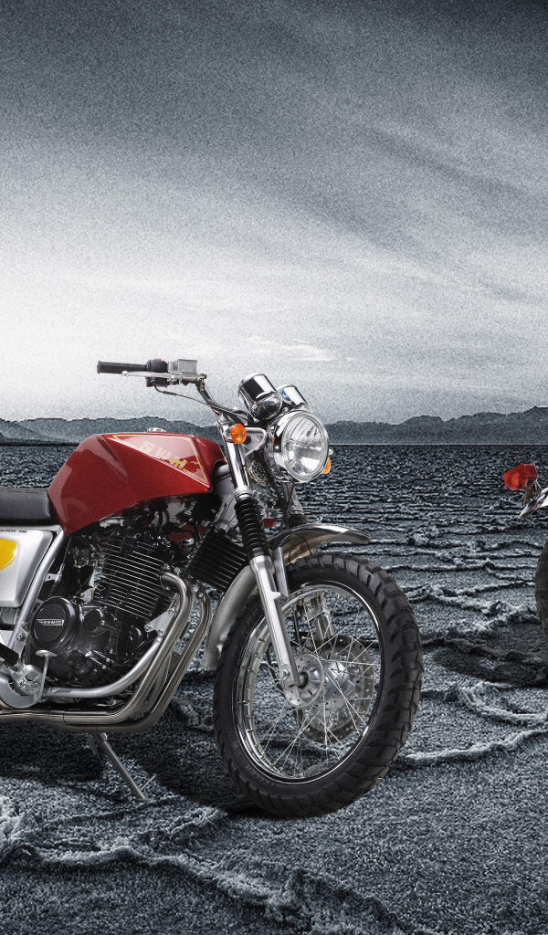 Два мотоцикла SWM Silver Vase 440 под грозовым небом 