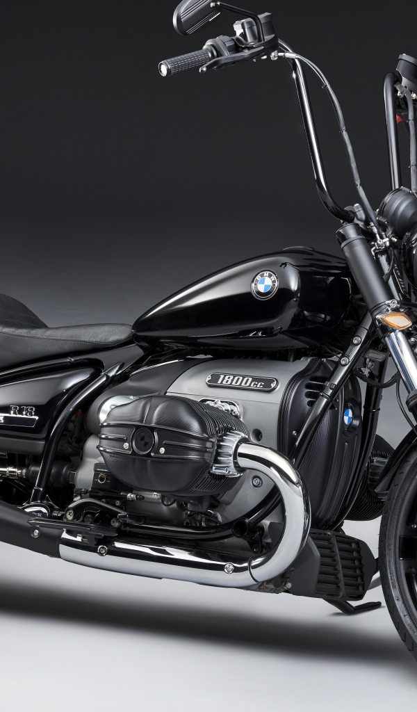 Мотоцикл BMW R18 2020 года на сером фоне