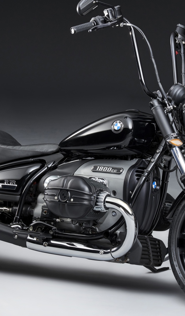 Мотоцикл BMW R18 2020 года на сером фоне