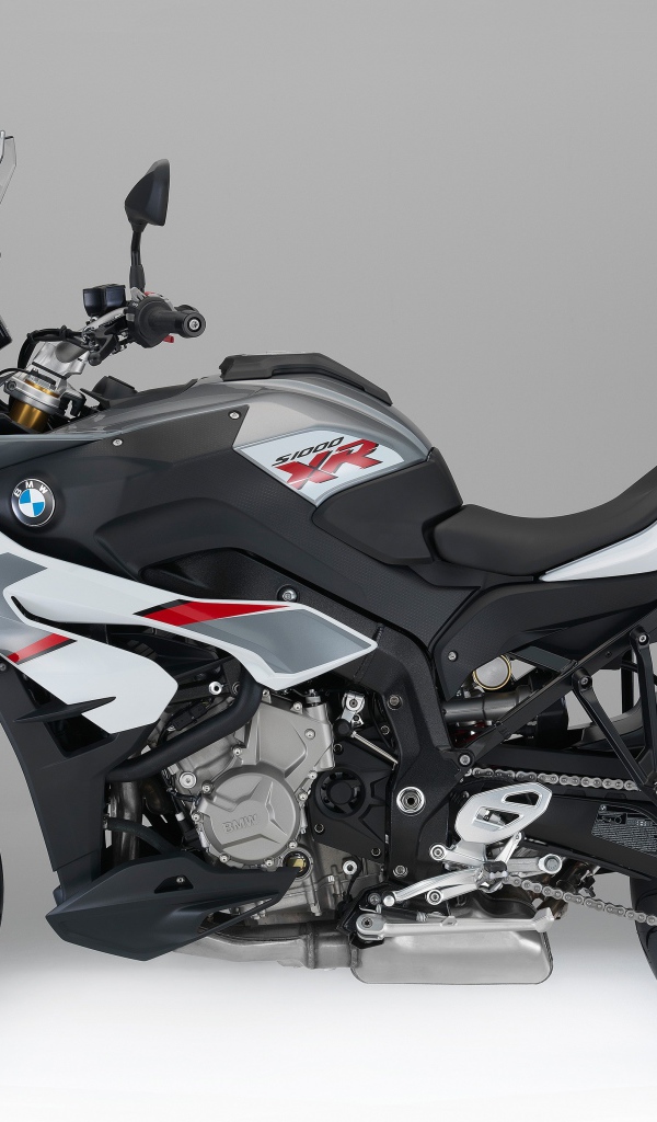 Гоночный мотоцикл BMW S1000 на сером фоне