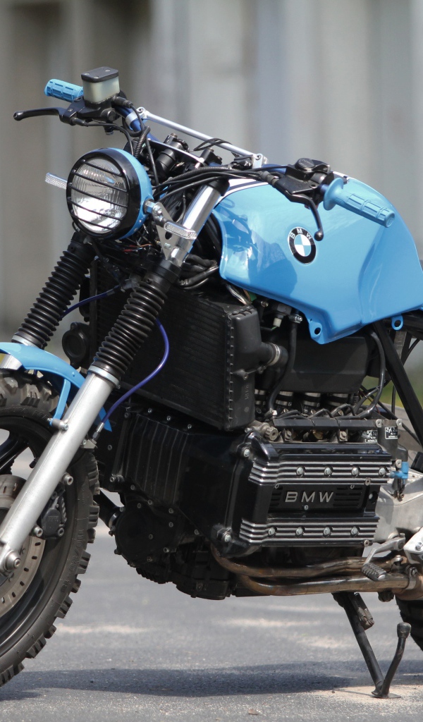 Большой мотоцикл BMW K 100 RS Scrambler на улице