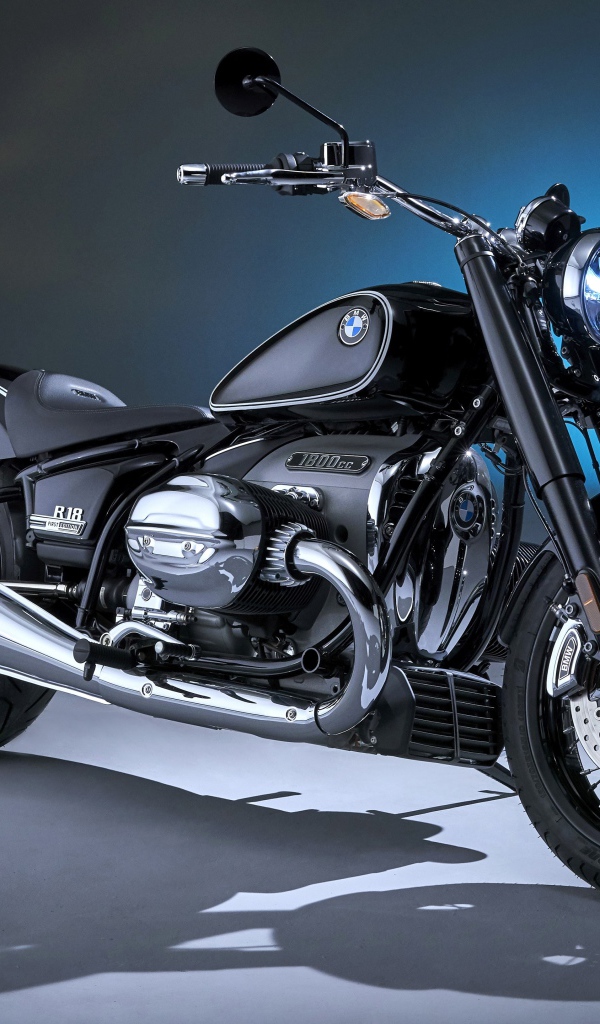Большой мотоцикл BMW R18 First Edition 2020 года на сером фоне