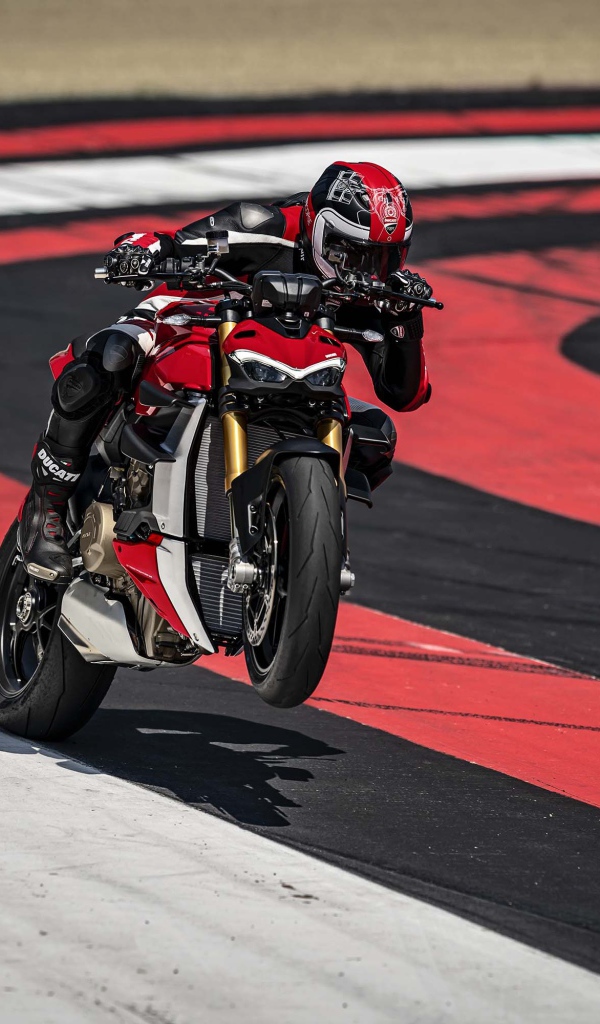 Мотоциклист на мотоцикле Ducati Streetfighter V4, 2020  года на гонках