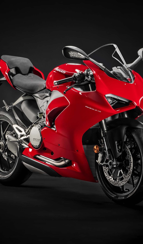 Красный мотоцикл Ducati Panigale V2 2020 года на черном фоне