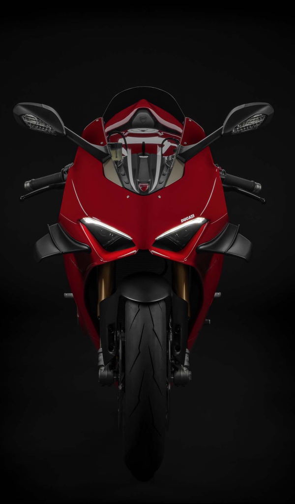 Красный мотоцикл Ducati Panigale V4 S 2020 года на черном фоне