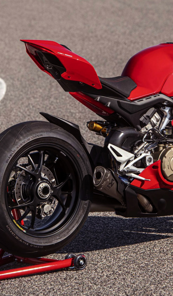 Красный мотоцикл Ducati Panigale V4 S  2020 года на асфальте 
