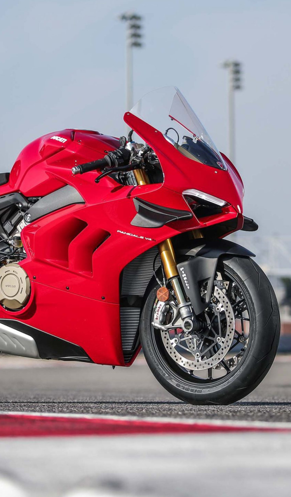 Красный мотоцикл  Ducati Panigale V4 S, 2020 года на стадионе 