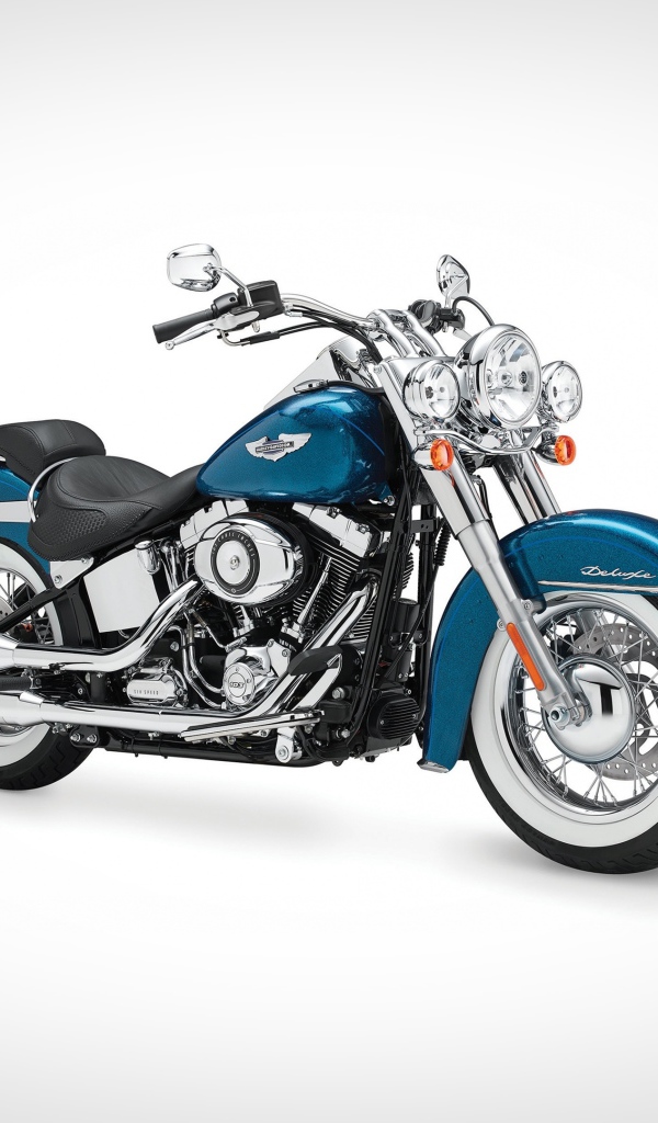 Большой мотоцикл Harley-Davidson на сером фоне