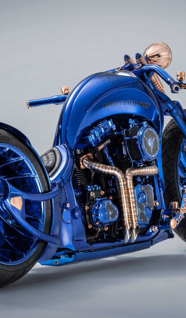 Синий дорогой мотоцикл Harley Davidson на сером фоне