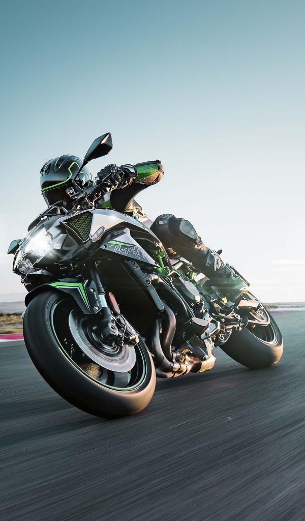 Гонщик на мотоцикле Kawasaki Z H2 Superbike 2020 года на трассе