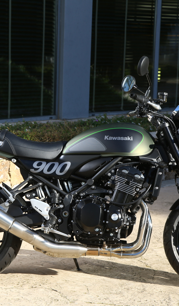 Мотоцикл Kawasaki  Z900 Worldwide у здания 