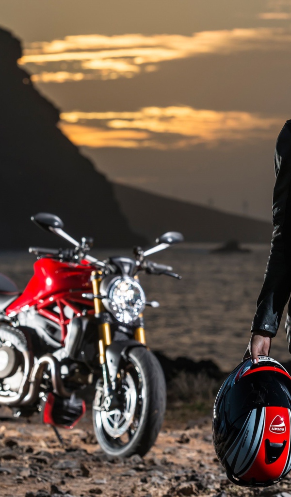 Молодая блондинка в кожаном костюме на мотоцикле