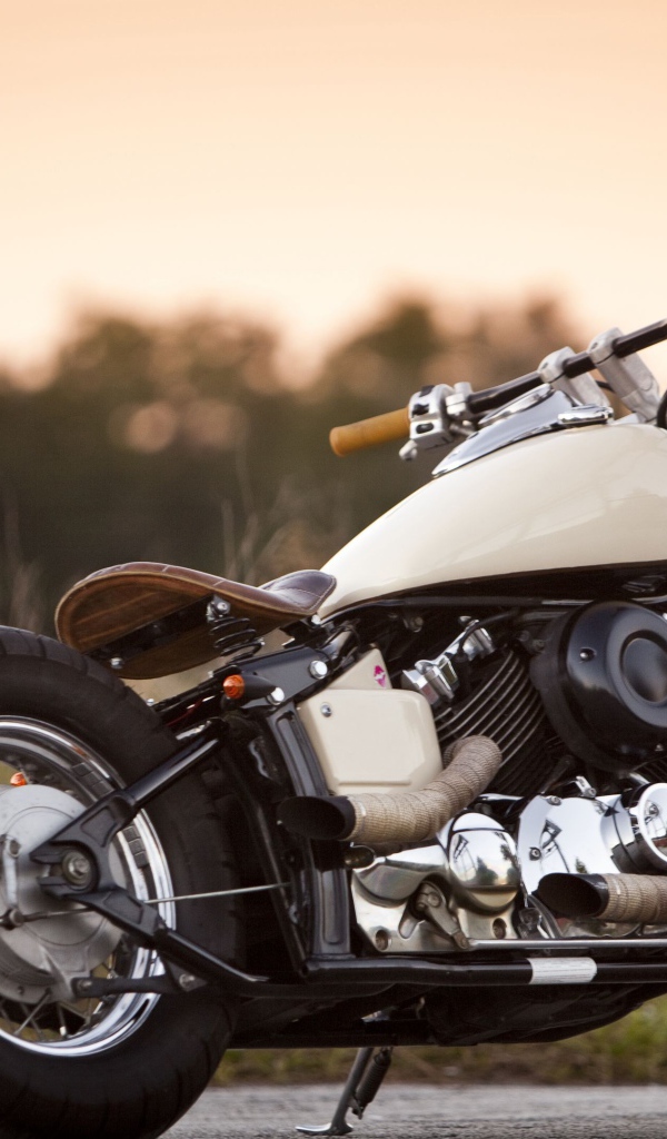 Мотоцикл Yamaha 650 на дороге