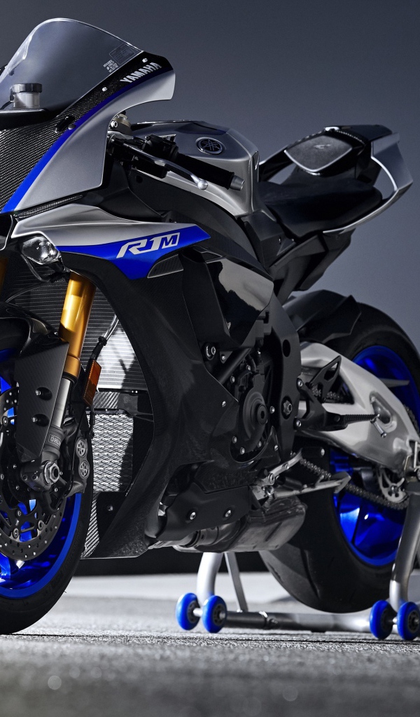 Мотоцикл Yamaha R1 на трассе 