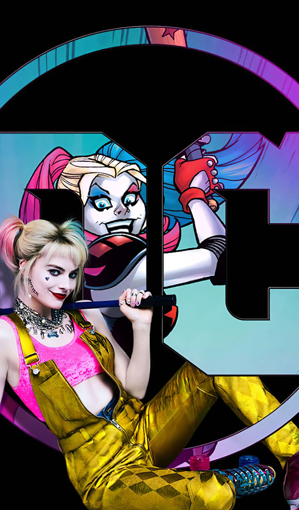 Персонаж Харли Квин у логотипа на черном фоне