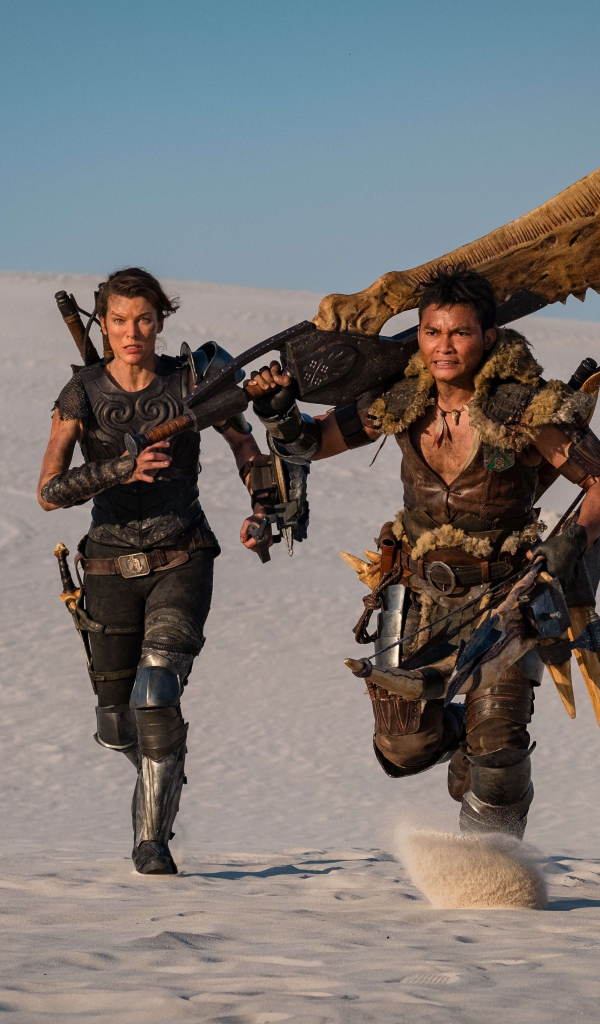 Персонажи фильма Охотник на чудовищ бегут по пустыне