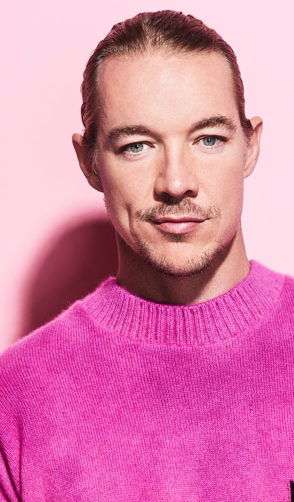 Американский диджей Дипло на розовом фоне