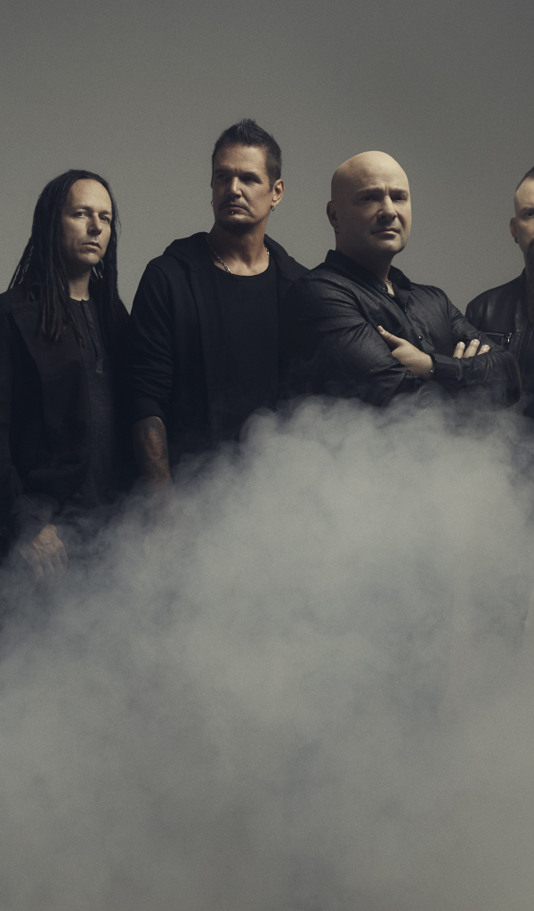 Американская метал - группа Disturbed в дыму