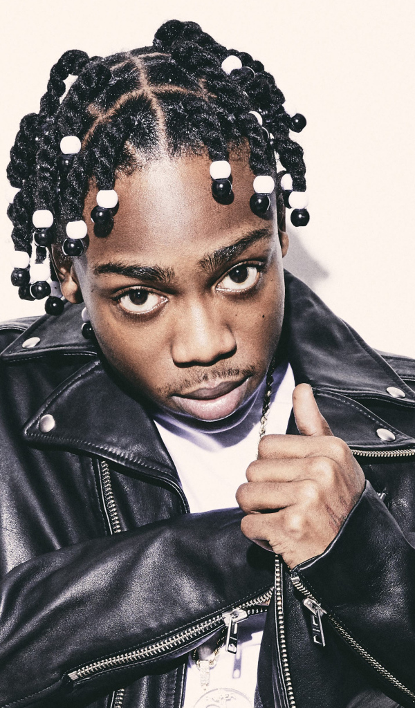 Американский рэпер  22Gz в черной кожаной куртке