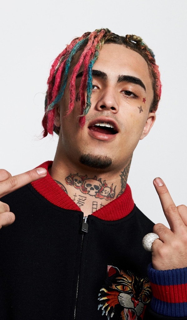 Американский рэпер Lil Pump на сером фоне