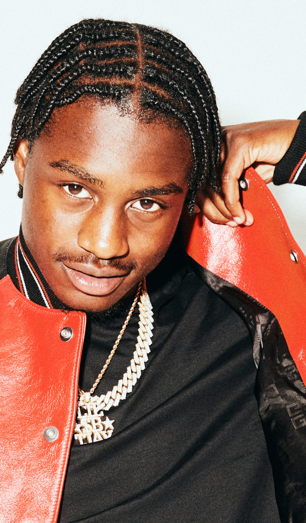 Американский рэпер  Polo G в красной кожаной куртке