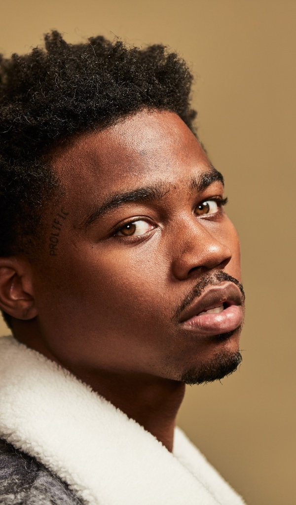 Американский рэпер Roddy Ricch крупным планом