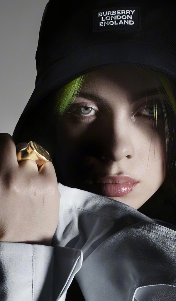 Американская певица Билли Айлиш на сером фоне