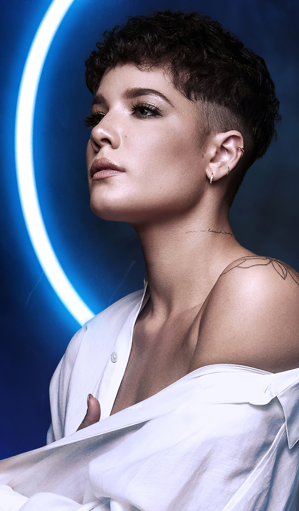 Американская певица Холзи в белой рубашке