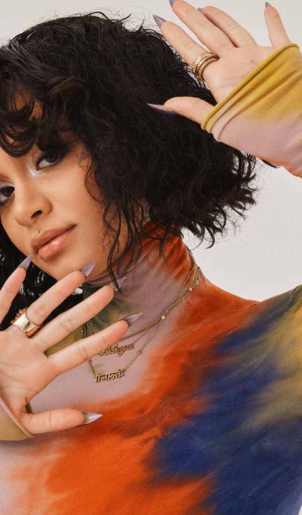 Американская певица Кейлани с длинными ногтями