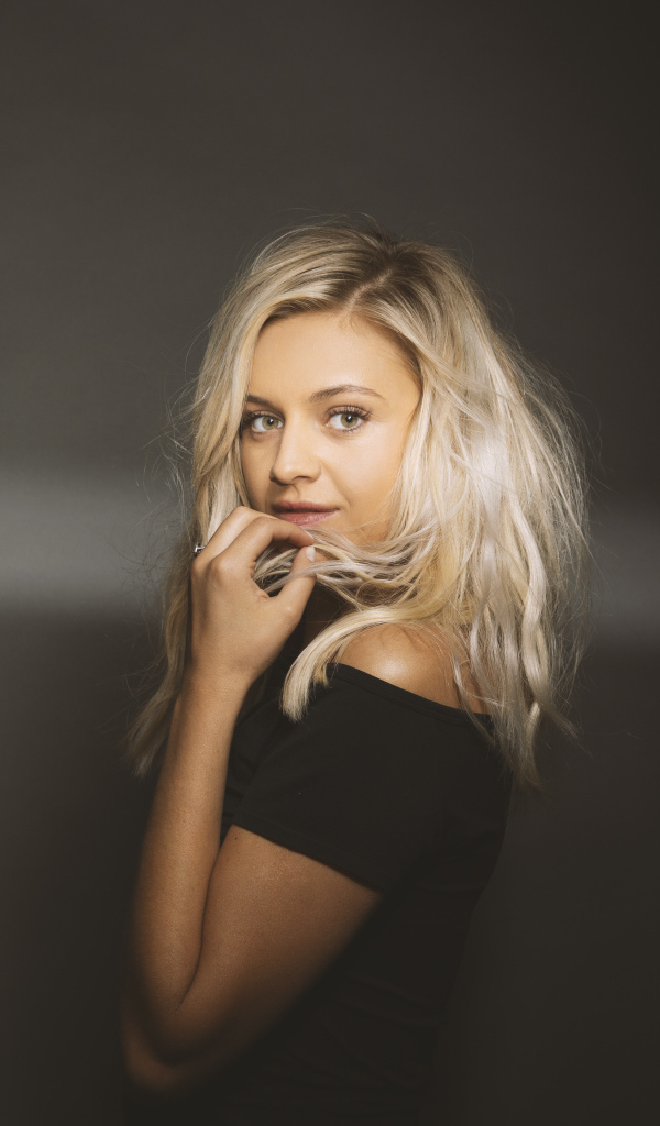 Американская певица Келси Баллерини на сером фоне