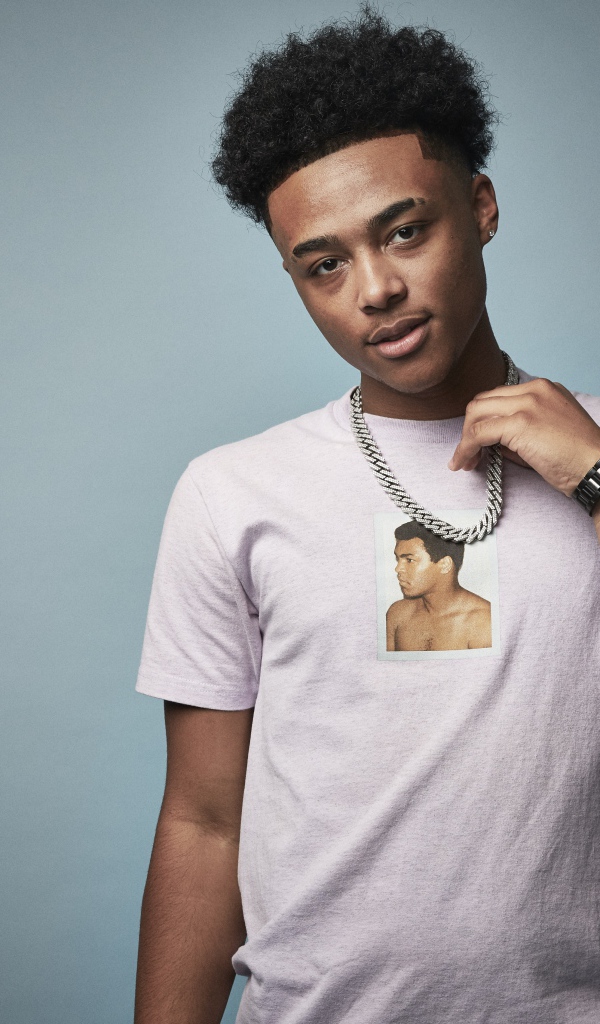 Американский певец, рэпер Luh Kel на сером фоне