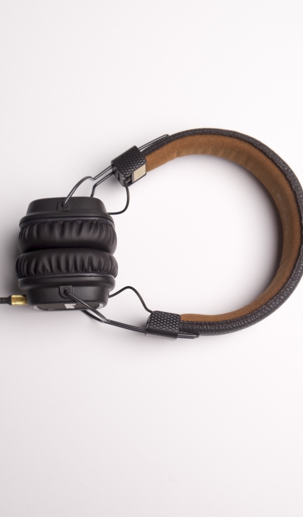 Большие черные наушники на белом фоне