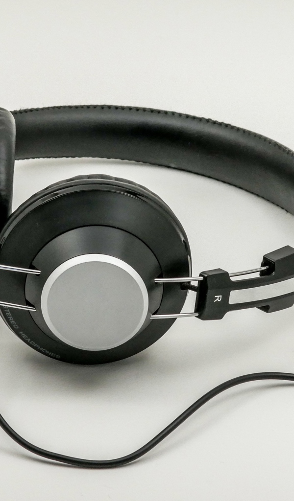 Большие черные наушники на сером фоне