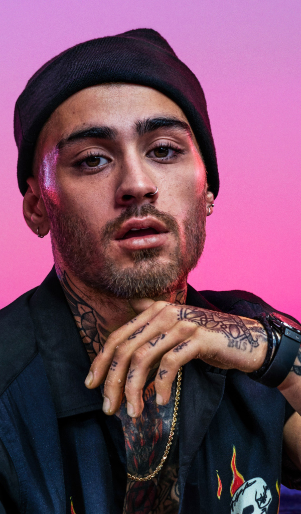 Британский певец Зейн Малик в черной шапке