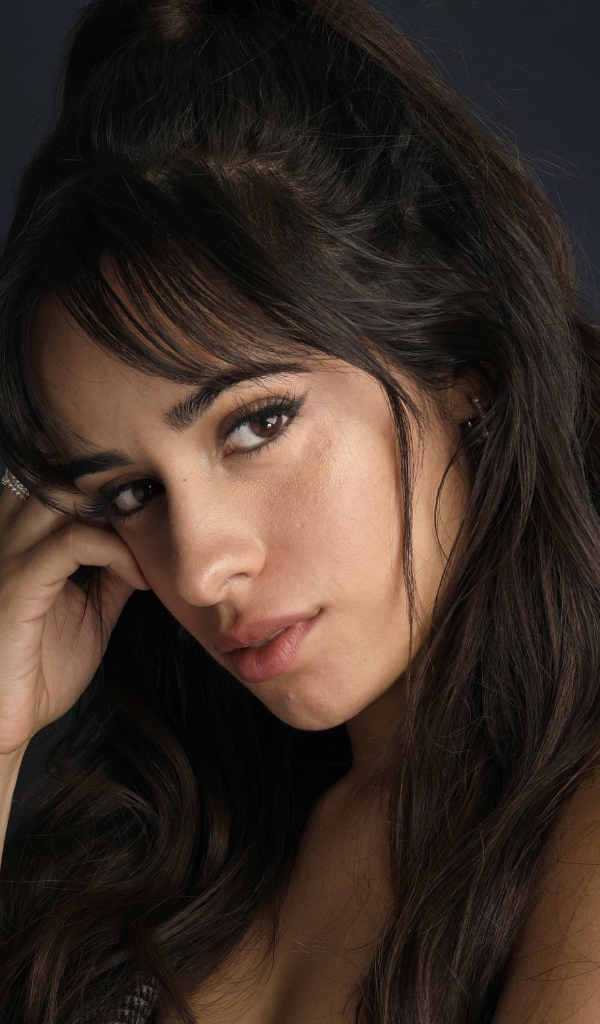 Кареглазая длинноволосая девушка, певица Камила Кабельо