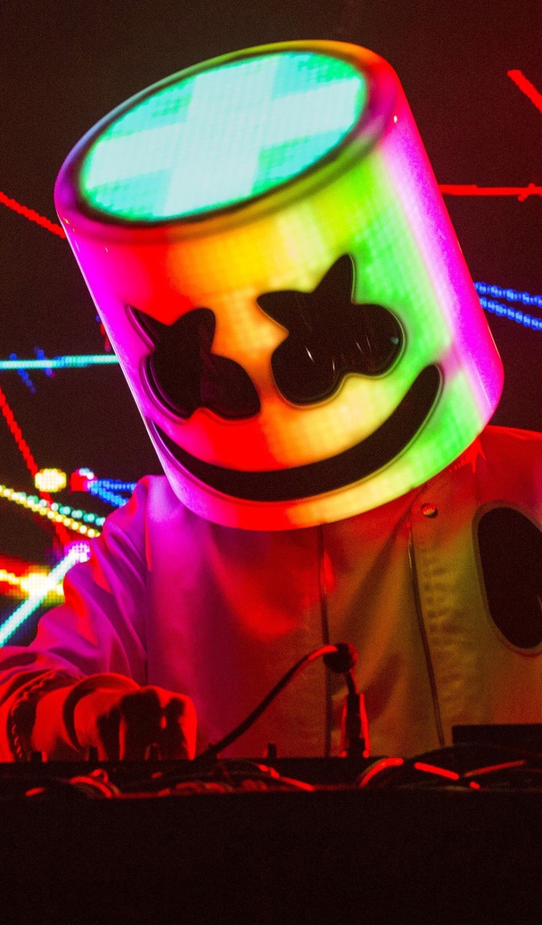 Диджей Маршмеллоу за пультом в клубе 