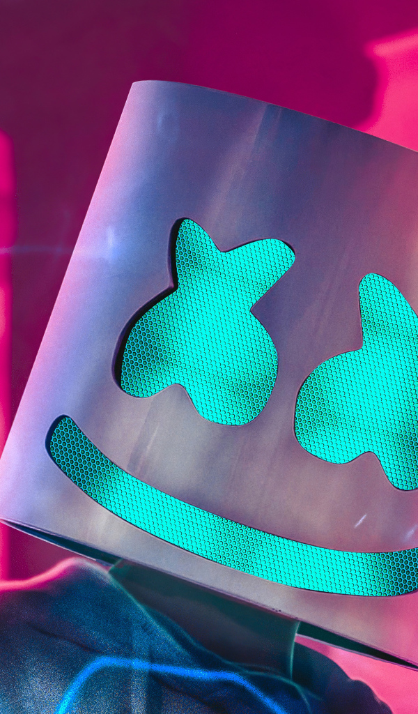 Диджей Маршмеллоу на розовом фоне