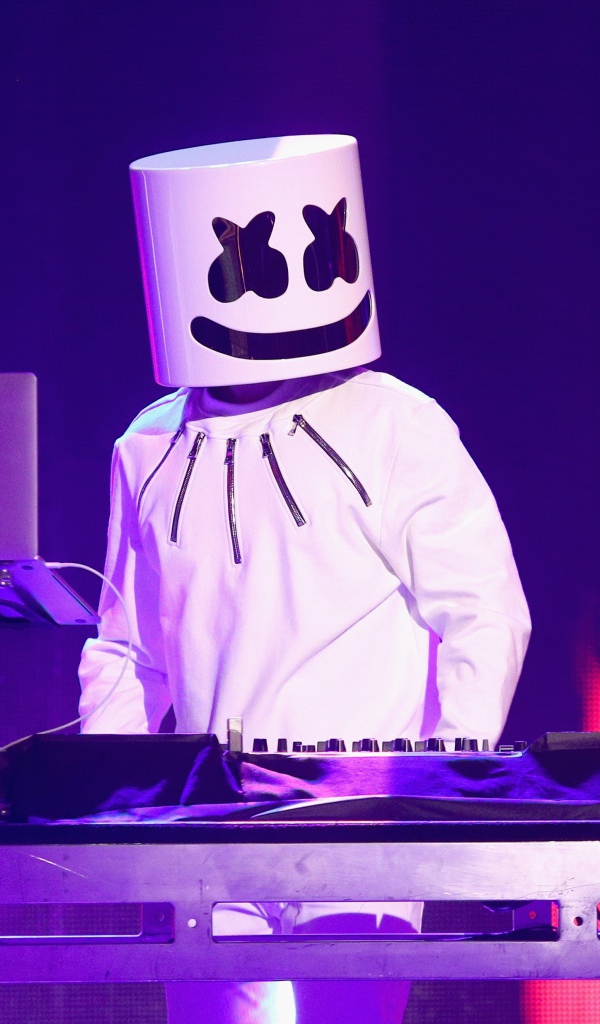 Диджей Маршмеллоу в диджейского пульта