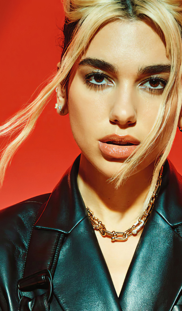 Девушка в черной кожаной куртке, певица Дуа Липа