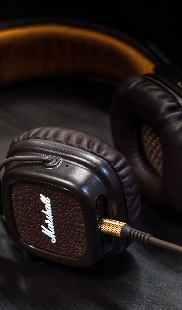 Большие кожаные наушники на столе 