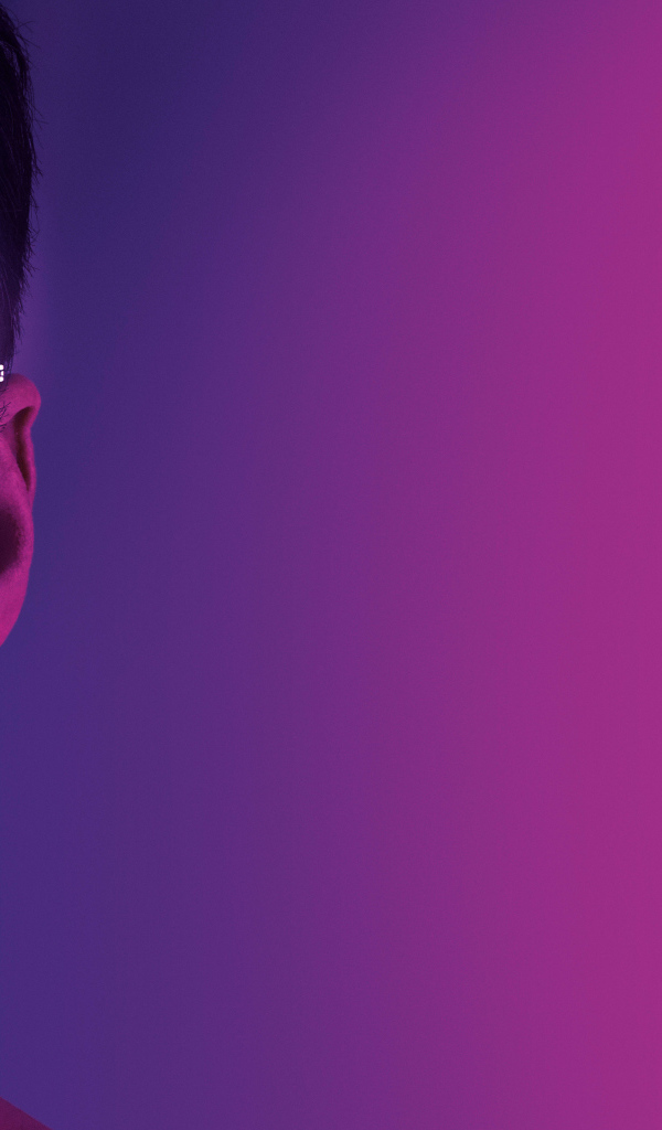 Легендарный певец Фредди Меркьюри на розовом фоне